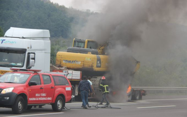 Düzce'de bir anda oldu! Otoyolun ortasında alev alev yandı - Resim: 0