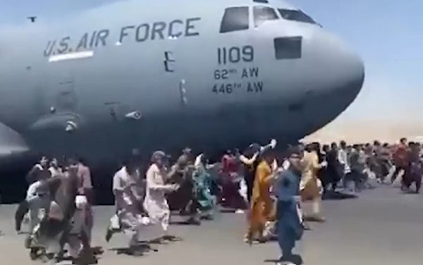 Kabil havalimanındaki kahreden görüntü! Uçakların iniş takımlarında insan parçaları çıktı - Resim: 0