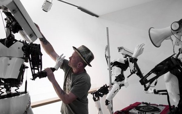 Elektronikleri Şovuna striptizci robot! - Resim: 1