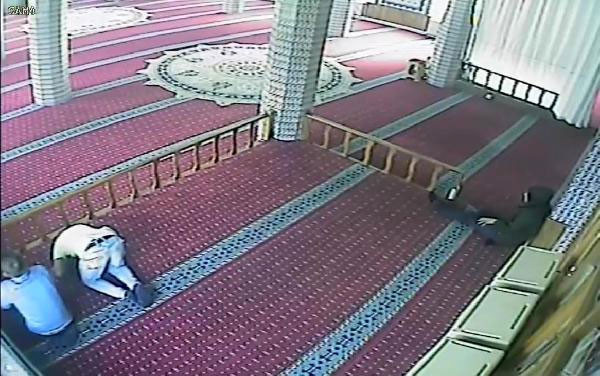 Önce namaz kıldılar sonra sadaka kutusunu soydular! - Resim: 2