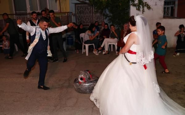 Düğünde altın beklerken arkadaşları takı niyetine bunları verdi - Resim: 1