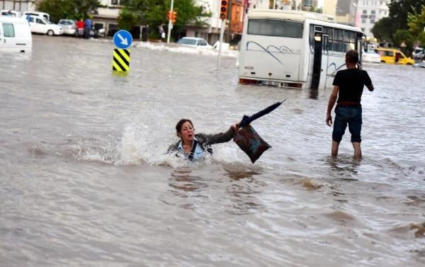 Antalya'da sağanak yağış hayatı felç etti - Resim: 2