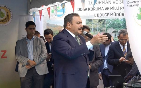 Veysel Eroğlu konuşurken bir anda ortaya çıkan kadın bağırarak... - Resim: 1