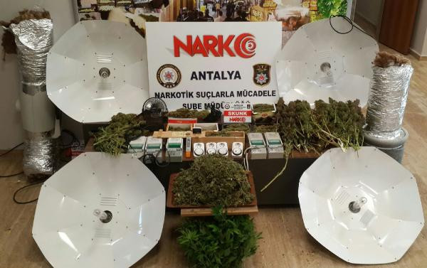 Esrar yetiştirmek için evini seraya dönüştürmüş - Resim: 4