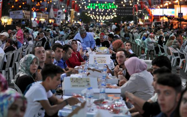 Sivaslılar'dan 1.5 kilometrelik iftar - Resim: 1