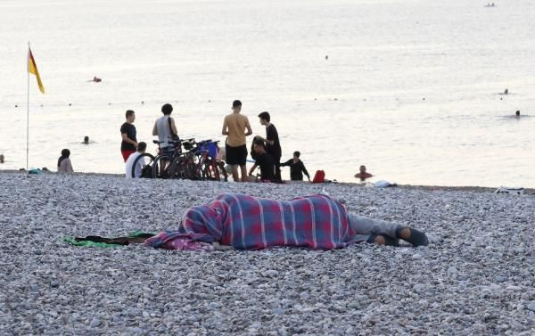 Sıcaktan bunalan Antalyalılar Konyaaltı Sahili'nde sabahlıyor - Resim: 3