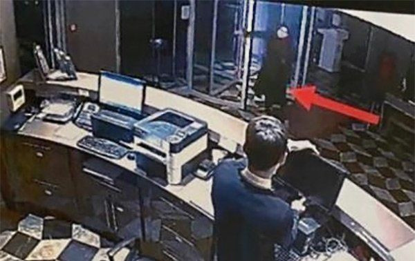 Aldatıldığını düşünüp otel lobisinde çırılçıplak soyunmuştu! Genç kadının cezası belli oldu - Resim: 1