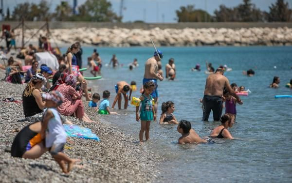 Vatandaşlar turistler Antalya'da plajlara akın etti! Cesaret edemem - Resim: 3