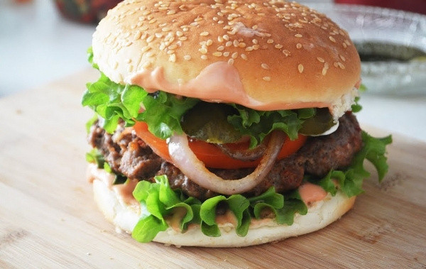 Tüm bildiklerinizi unutun! Sağlıksız olduğu bilinen hamburger o hastalığa iyi geliyor - Resim: 0