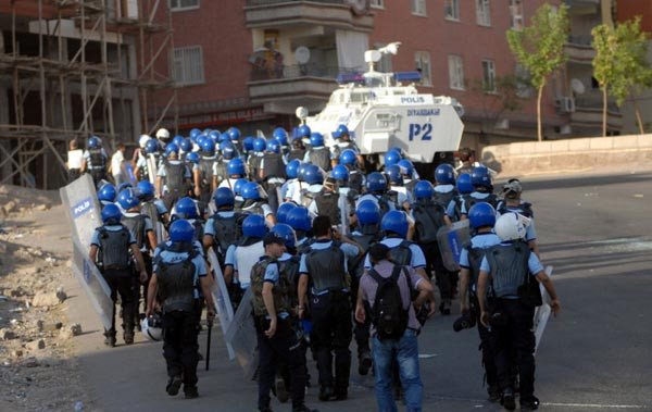 Diyarbakır sokakları yine karıştı - Resim: 1