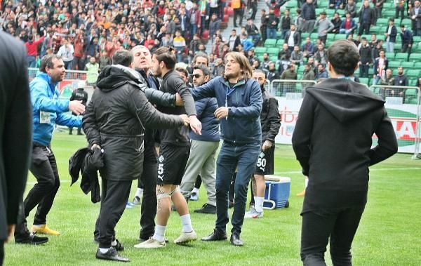 Amed Sportif- Sakaryaspor futbolcuları maç öncesi kavga etti - Resim: 1