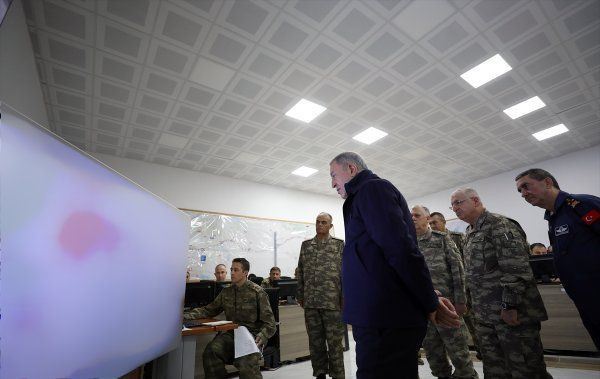 Bakan Akar ve komutanlar Suriye sınırında! Harekattaki son durumu incelediler - Resim: 4