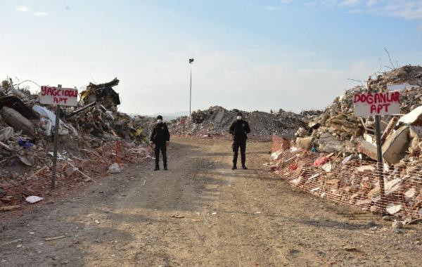 İsim isim ayrıldı! Depremde yıkılan binaların molozları koruma altında - Resim: 0