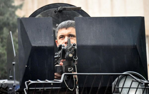 Evini yaktı, ailesini rehin aldı! - Resim: 2