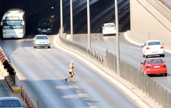 Kadın yol ortasında soyundu - Resim: 3