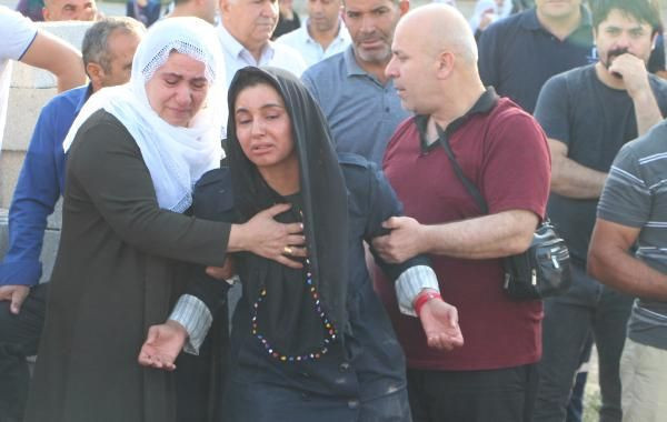 Nusaybin şehidinin tabutundaki detay yürekleri burktu Kürtçe ve Türkçe ağıtlar yakıldı - Resim: 4