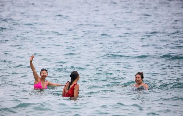 Antalya'da sahiller turistlere kaldı! Denizin keyfini çıkardılar - Resim: 4