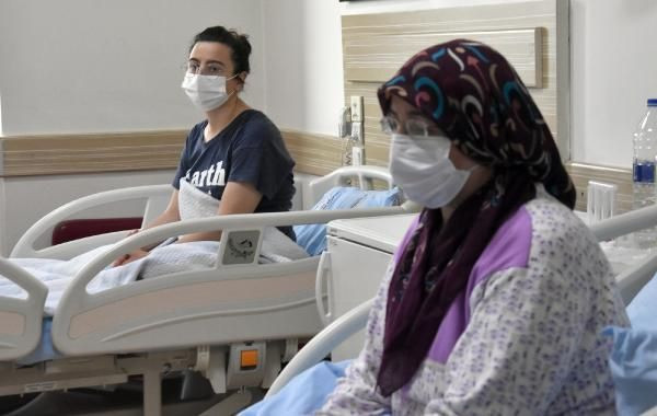 Korona aşısı olmadılar! Anne kız şimdi birlikte hastanede yatıyorlar - Resim: 1