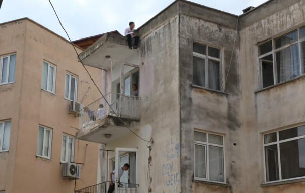 Antalya'da yürekler ağza geldi! Çay bardağı sayesinde ölümün kıyısından döndü - Resim: 0
