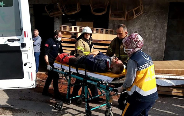 Bursa'da korkunç kaza! Tomrukla kamyon arasında sıkıştı: Bacağı koptu - Resim: 0