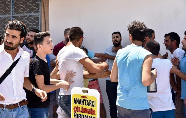 Bu adamı dövelim mi dövmemeyelim mi kavgası - Resim: 1