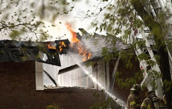 Savaş uçağı evlerin üzerine çakıldı! - Resim: 2