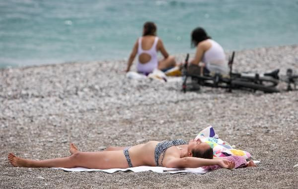 Antalya'da sahiller turistlere kaldı! Denizin keyfini çıkardılar - Resim: 2