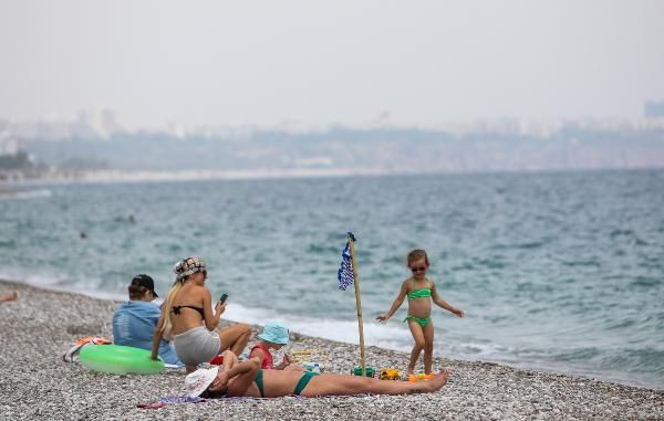 Antalya'da sahiller turistlere kaldı! Denizin keyfini çıkardılar - Resim: 3