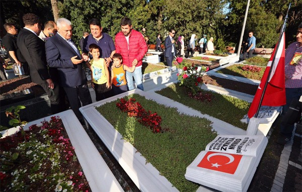 Yıldırım'dan 15 Temmuz şehitlerine ziyaret - Resim: 4