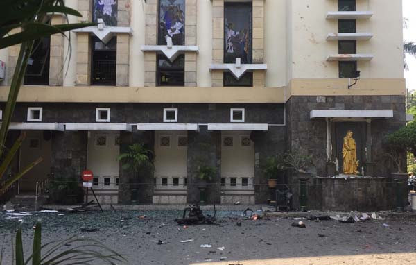 Endonezya'da 3 kiliseye intihar saldırısı! Kan gölüne döndü... - Resim: 3