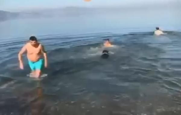 'Fakirler koronadan ölsün' diye bağırarak denize girdiler! Cezayı da yediler - Resim: 2