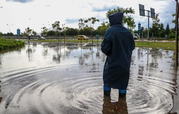 Antalya’da sağanak ve rüzgar etkili oldu! Ağaçlar devrildi, yollar göle döndü - Resim: 3