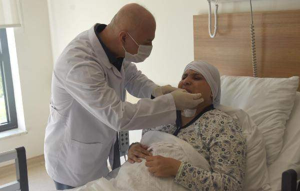 Eskişehir'de inanılmaz olay! Yüzü ikiye ayrılan kadının yüzü ameliyatla birleştirildi - Resim: 0