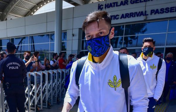 Fenerbahçe'de Emre Belözoğlu'na taraftarlardan 'Sana güveniyoruz' mesajı - Resim: 0