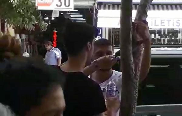 Herkes bunu konuşuyor elleriyle içirdi - Resim: 3