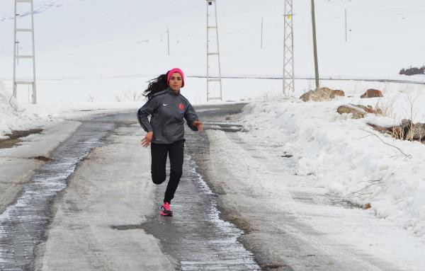 Gülcan Palavan kimdir bilir misiniz? Köyde hayvan bakıyor ki... - Resim: 2