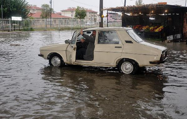 Sağanak yağmur Manisa'da hayatı felç etti - Resim: 2