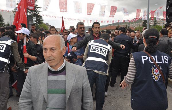 MHP mitinginde 'püskevit' gerginliği - Resim: 2