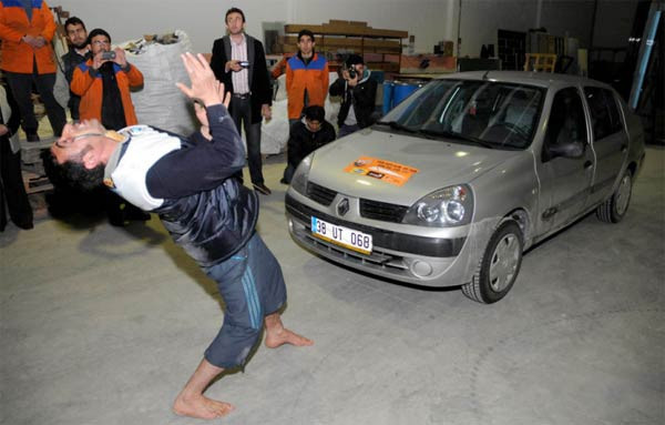 Gözüne taktığı kancayla araba çekti - Resim: 3