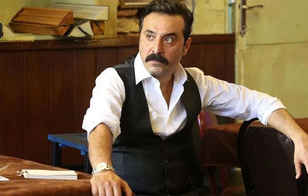 Kurtlar Vadisi'nin Muro'su Mustafa Üstündağ programda etek giyip amuda kalktı! - Resim: 1