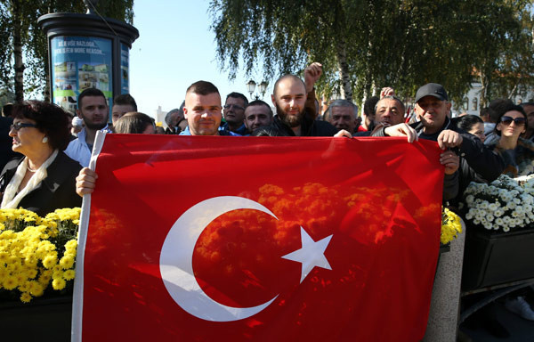 Sırbistan'da Erdoğan'a coşkulu karşılamada dikkat çeken pankart! - Resim: 4