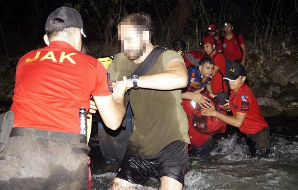 2'si kadın 4 öğretmen 5 saat mahsur kaldı - Resim: 1