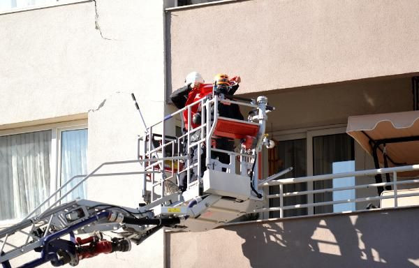İzmir'de alkışlanacak hareket! Kurtarma ekibi yan yatan binadaki Türk bayrağını öpüp katlayarak indirdi - Resim: 3