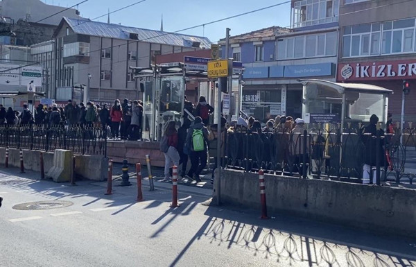 İstanbul’da tramvay arıza yaptı! İstasyonda yoğunluk yaşanıyor - Resim: 0
