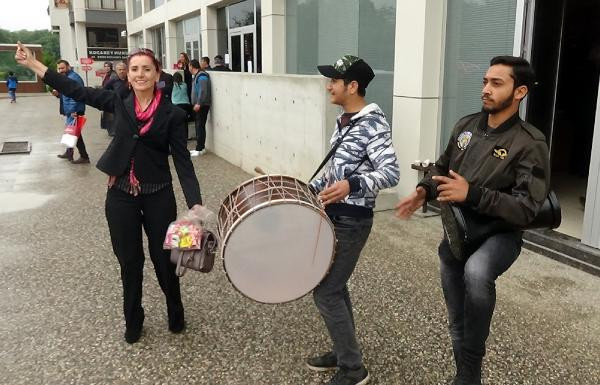 Yok böyle bir boşanma davası! Adliye önünde davul çaldırdı - Resim: 2