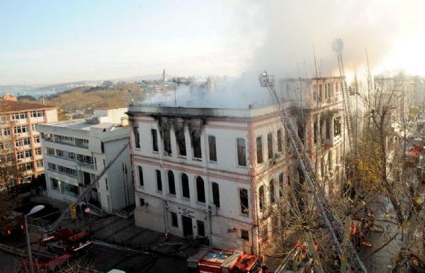 Çağaloğlu'nda tarihi bina küle döndü - Resim: 1