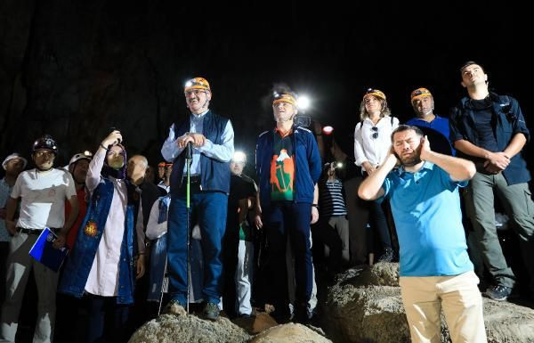 Antalya Valisi cami imamını yanına alıp 30 milyon yıllık mağaraya gitti! Yaptıkları çok konuşulur - Resim: 1