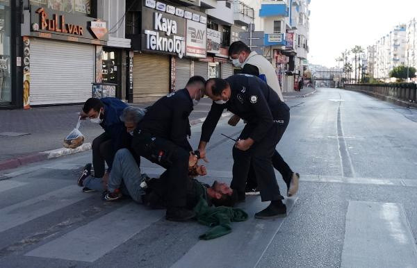 'İmdat' diye bağırdı çığlık attı! Antalya'da genç adam polise zor anlar yaşattı - Resim: 0