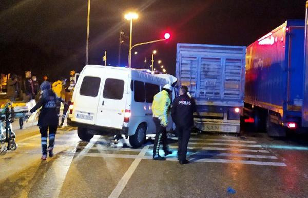 Manisa'da kırmızı ışıkta korkunç kaza! Ölü ve yaralılar var - Resim: 0