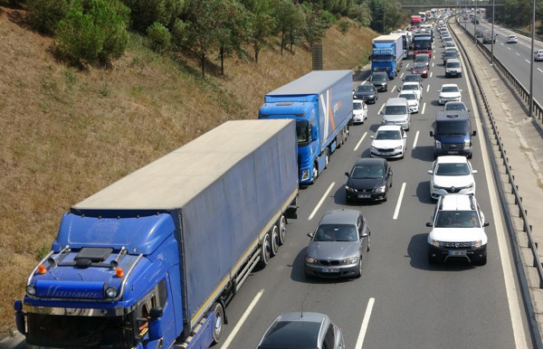 Kocaeli'de feci kaza! Kaza yapıp ters yöne döndü: Trafik kilitlendi - Resim: 1